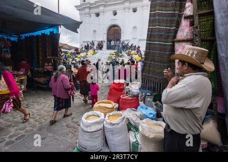 mercado del centro storico, y antiguas gradas del templo maya, Chichicastenango, municipio del departamento de El Quiché, Guatemala, America Centrale. Foto Stock