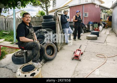 Taller de neumaticos, Puerto Natales, Región de Magallanes , Antártica Chilena, Patagonia, República de Chile,América Del Sur. Foto Stock