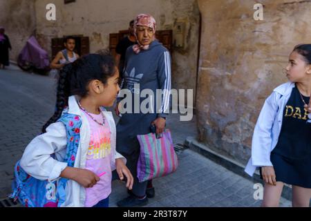 Sguardi incrociati a Bab Mechouar, Fes el-Jdid, Fez, marocco, africa. Foto Stock