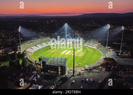 Taunton, Somerset, Regno Unito. 24th maggio 2023. Meteo nel Regno Unito. Il cielo si illumina di arancione sopra il terreno illuminato della contea di Cooper Associates al tramonto alla fine di una calda giornata di sole dopo l'incontro di cricket tra Somerset e Hampshire del T20. Picture Credit: Graham Hunt/Alamy Live News Foto Stock