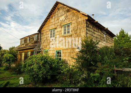 Vivienda chilota tradicional, fabricada con tejas de madera, Quinchao, archipiélago de Chiloé ,provincia de Chiloé ,Región de Los Lagos,Patagonia, República de Chile,América Del Sur. Foto Stock