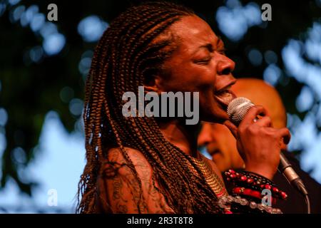 Concha Buika con la Orquesta Sinfónica de las Islas Baleares, Paseo del Born, Palma di Mallorca, Spagna. Foto Stock