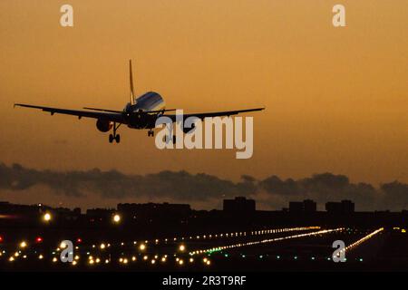 Avion aterrizando en el aeropuerto de Palma di Maiorca, isole Baleari, Spagna. Foto Stock