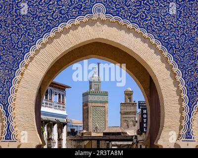 Bab Bou Jeloud Gate e minareto di Bou Inania madrasa, 1913, Medina Fez el-Bali, Fez, marocco, africa. Foto Stock