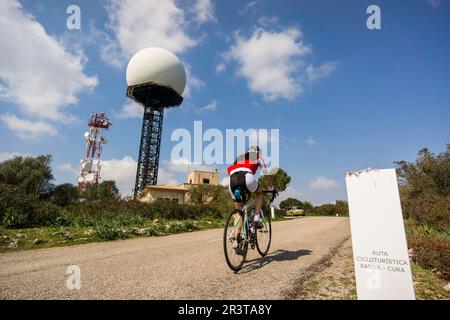 Ciclistas en la cima de la Montaña de Randa, Algaida, Maiorca, isole Baleari, Spagna, Europa. Foto Stock