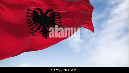 Vista ravvicinata della bandiera nazionale albanese che sventola nel vento Foto Stock