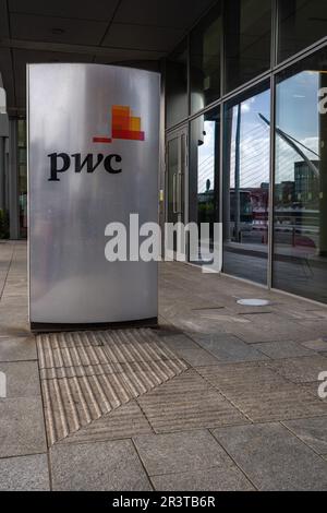 Docklands di Dublino, Dublino 1, Irlanda, 29th marzo 2023. PWC Tower Office Block segnaletica PWC di fronte all'edificio Foto Stock