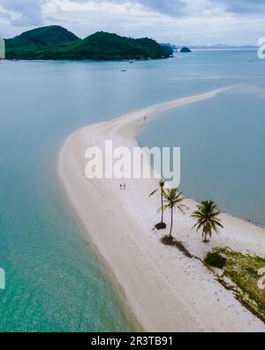Uomini e donne sulla spiaggia di Koh Yao Yai Island Thailandia, spiaggia con sabbia bianca e palme. Foto Stock