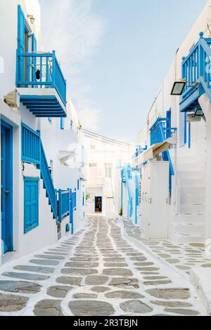 Strada vuota del villaggio greco di Mykonos in Grecia, strade colorate del villaggio di Mikonos Foto Stock