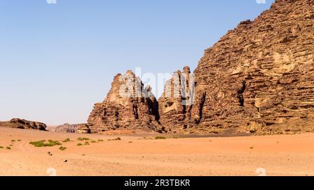 Wadi Rum (Valle della Luna) nella Giordania meridionale è un sito patrimonio dell'umanità dell'UNESCO noto per le sue dune di sabbia rossa e le splendide formazioni rocciose Foto Stock