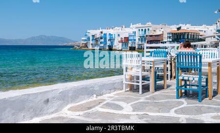 Mykonos greco villaggio in Grecia, strade colorate di Mikonos villaggio in una giornata di sole Foto Stock