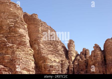 Wadi Rum (Valle della Luna) nella Giordania meridionale è un sito patrimonio dell'umanità dell'UNESCO noto per le sue dune di sabbia rossa e le splendide formazioni rocciose Foto Stock