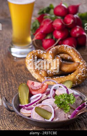 Insalata di salsiccia bavarese su legno scuro Foto Stock