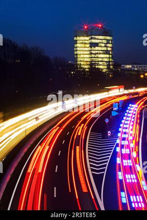 L'autostrada A 52 e la sede centrale E.ON se in serata, Essen, Germania, Europa Foto Stock