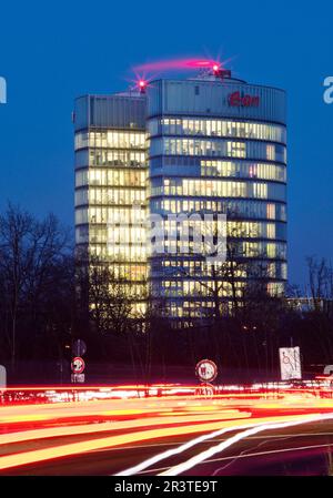 L'autostrada A 52 e la sede centrale E.ON se in serata, Essen, Germania, Europa Foto Stock