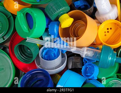 Vari tappi a vite e tappi in plastica per il riciclaggio Foto Stock
