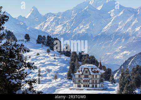 Riedalp, Svizzera - Gennaio 08. 2021: Il Pro Nature Center per la regione del Ghiacciaio del Grande Aletsch - la Villa Cassel in inverno con il Cervino al Th Foto Stock