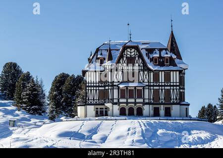 Riedalp, Svizzera - Gennaio 08. 2021: Il Pro Nature Center per la regione del Ghiacciaio del Grande Aletsch - la Villa Cassel in inverno. L'edificio era bui Foto Stock