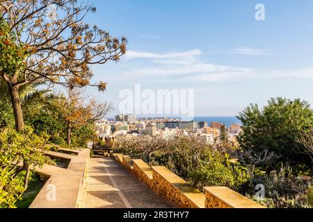 Giardino dell'Alcazaba di Almeria, un complesso fortificato nel sud della Spagna, costruzione di cittadella difensiva con mura, torri, piazze, case e. Foto Stock