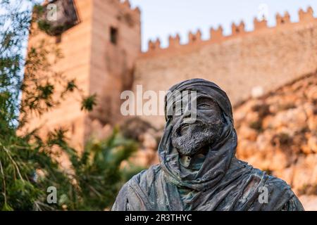 Almeria, Spagna, dicembre 29th 2022: Incredibile vista dell'edificio storico, Almeria musulmana (Almeria musulmana) (San Cristobal statu) (Rey Jayran), set Foto Stock