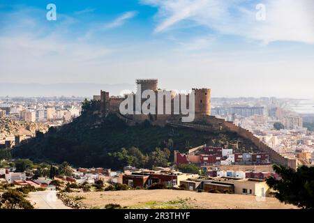 Splendida vista dell'edificio storico, l'Almeria musulmana è stata allestita per film famosi. Arte islamica il più grande castello della penisola iberica. Andalucia, Spagna Foto Stock