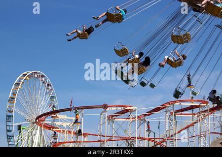 Hannover, Germania, 7 luglio, ruota panoramica, montagne russe e giostra a catena al Schuetzenfest annuale il 7 luglio 2013 Foto Stock