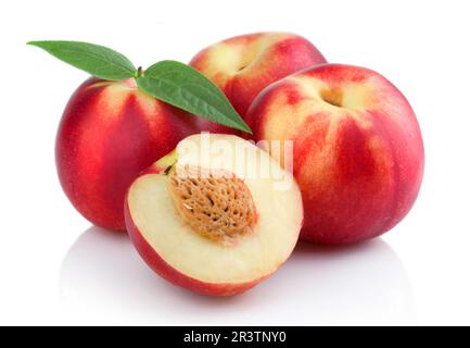 Tre pesca matura (pesche noci) Frutti con fette isolato su bianco Foto Stock