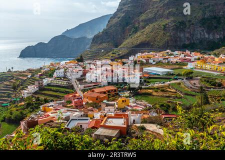 Vista della città di Agulo tra le valli e i comuni di Hermigua e Vallehermoso a la Gomera, Isole Canarie Foto Stock