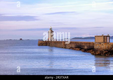 Faro, molo del castello, St Peter Port, Guernsey, Regno Unito Foto Stock