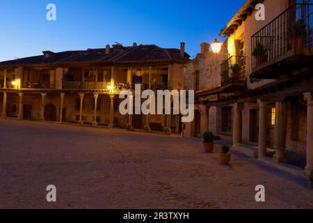 Pedraza, Plaza Mayor, piazza principale al crepuscolo, provincia di Segovia, Castiglia-Leon, Spagna Foto Stock