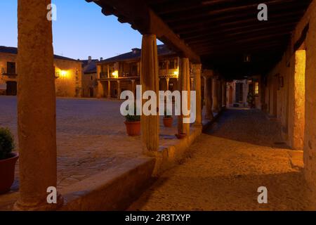 Pedraza, Plaza Mayor, piazza principale al crepuscolo, provincia di Segovia, Castiglia-Leon, Spagna Foto Stock