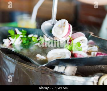 Calamari d'uovo al vapore con lime Foto Stock