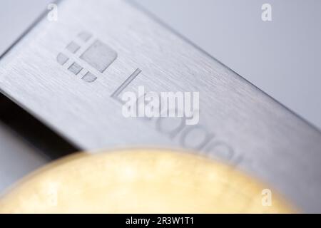 Berlino, Germania. 22nd maggio, 2023. Una moneta bitcoin siede su un bastone Ledger, un prodotto di Ledger, un'azienda che fornisce portafogli hardware per le criptovalute. Un portafoglio hardware è un dispositivo fisico che memorizza le chiavi private in un ambiente isolato. I portafogli hardware vengono anche definiti "portafogli offline". Credit: Fernando Gutierrez-Juarez/dpa/Alamy Live News Foto Stock