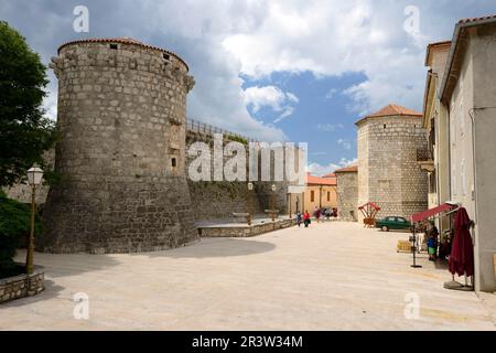 Croazia, 2013 giugno, Isola di Krk, Città Vecchia, Frankopani, Fortezza, porto, Krk Foto Stock