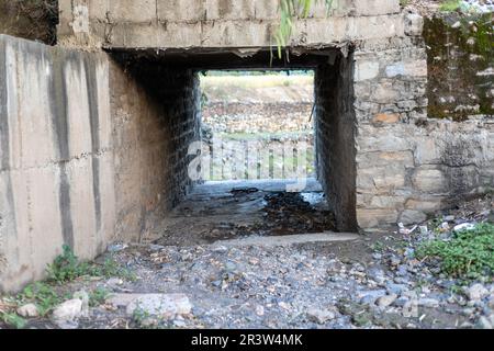 Un canale per la vista di primo piano del drenaggio delle acque di alluvione Foto Stock