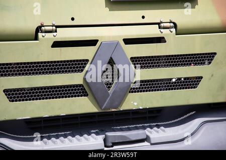 Bordeaux , Aquitaine France - 05 19 2023 : logo del marchio Renault Trucks e cartello di testo sul camion anteriore militare francese Foto Stock