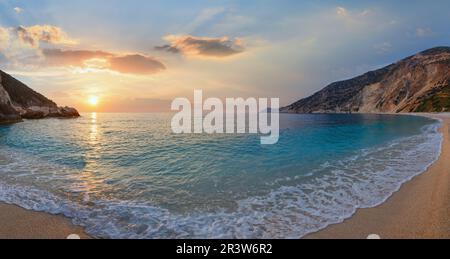 Tramonto sulla spiaggia di Myrtos (Grecia, Cefalonia, Mar Ionio). Foto Stock