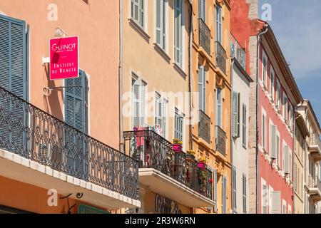 Bormes-les-Mimosas, facciate, Provenza, sud della Francia Foto Stock