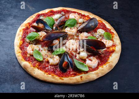 Pizza tradizionale italiana frutti di mare con gamberi di re Foto Stock