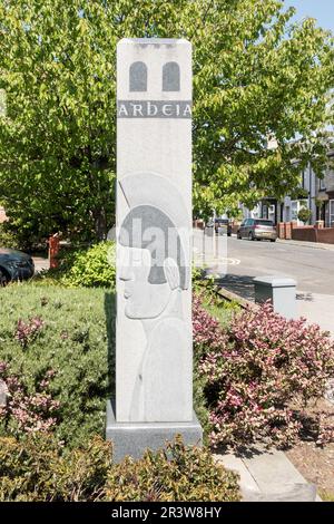 Un cartello scolpito per il Forte Arbeia Roman a South Shields, nel nord-est dell'Inghilterra, nel Regno Unito Foto Stock