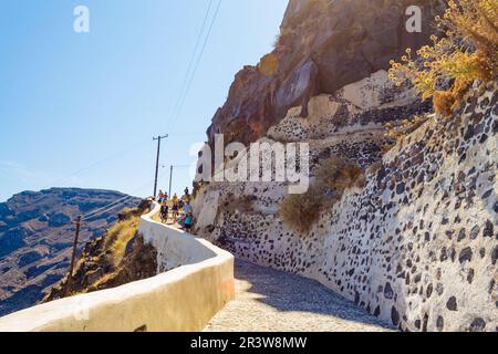 A pochi passi dalla scogliera che conduce dai ristoranti di pesce sulla spiaggia di ciottoli di Korfos e dal porto dell'isola di Therasia al villaggio di Manolas, al bordo della scogliera, Mar Egeo, Grecia Foto Stock