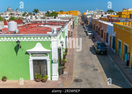 Vista rialzata della strada con auto parcheggiate e colorati edifici coloniali spagnoli, centro città di Campeche, Stato di Campeche, Messico Foto Stock