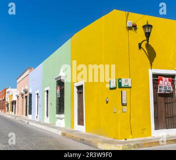 Colorati edifici coloniali spagnoli, centro di Campeche, Stato di Campeche, Messico Foto Stock