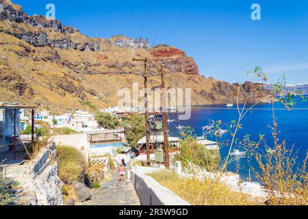 A pochi passi dalla scogliera che conduce dai ristoranti di pesce sulla spiaggia di ciottoli di Korfos e dal porto dell'isola di Therasia al villaggio di Manolas, al bordo della scogliera, Mar Egeo, Grecia Foto Stock