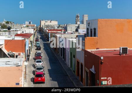 Vista rialzata della strada con auto parcheggiate e colorati edifici coloniali spagnoli, centro città di Campeche, Stato di Campeche, Messico Foto Stock