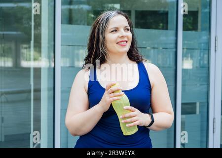 Idratazione per gli atleti, quanta acqua dovrebbe bere durante l'allenamento. Requisiti dell'acqua e dell'elettrolito per l'esercizio. Più misura donna di idoneità con Foto Stock