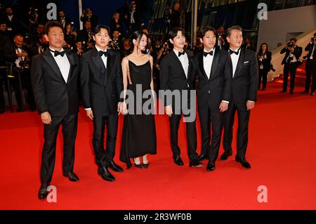 Han Jae-duk, Kim Chang-hoon, Kim Seo-hyung, Song Joong-ki, Hong Xa-bin und Gast bei der Premiere des Kinofilms 'il sol dell'avvenire / A glyter Tomorrow' auf dem Festival de Cannes 2023 / 76. Internationale Filmfestspiele von Cannes im Palais des Festivals. Cannes, 24.05.2023 Foto Stock