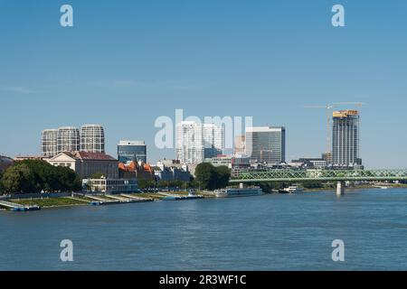 Skyline della parte moderna di Bratislava, la capitale della Slovacchia con nuovi edifici di uffici Foto Stock