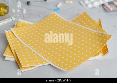 Intonaco di senape giallo su tavolo grigio chiaro, primo piano Foto Stock
