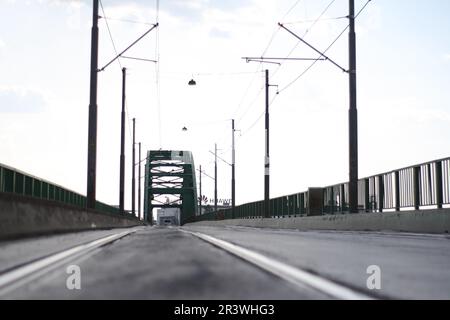 Vecchio ponte del tram sul fiume Sava nel villaggio di Belgrado sul lungomare Foto Stock